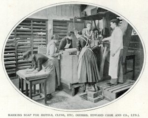 Marcatura del sapone per hotel, club, ecc. (Messrs. Edward Cook and Co., Ltd.) da English Photographer