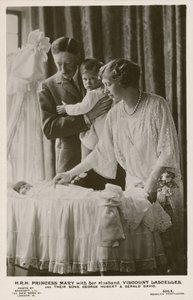 Mary, Principessa Reale, e suo marito, Visconte Lascelles, con i loro figli, George e Gerald da English Photographer