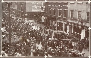 Middlesex Street su Petticoat Lane da English Photographer