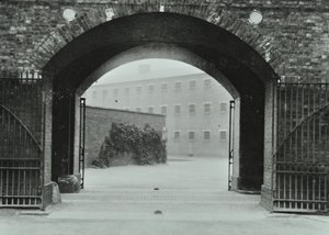 Millbank Prison: arco, ingresso, 1885 da English Photographer