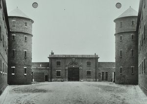 Millbank Prison: giù, corridoio principale, 1885 da English Photographer