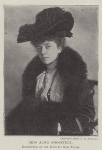 Miss Alice Roosevelt, madrina del nuovo yacht del Kaiser da English Photographer