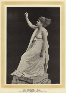Miss Belmore: uno studio da English Photographer