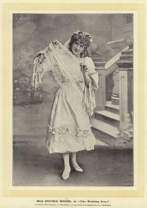 Miss Decima Moore, in La Vigilia del Matrimonio da English Photographer