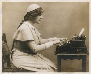 Miss Edna May, alla macchina da scrivere da English Photographer