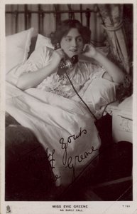 Miss Evie Greene: Una chiamata mattutina da English Photographer
