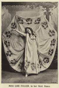 Miss Loie Fuller, nella sua danza con la gonna da English Photographer