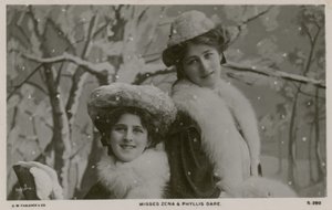 Signorine Zena e Phyllis Dare da English Photographer