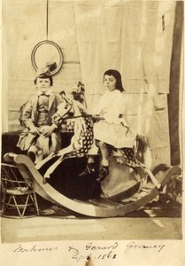 Mortimer e Gerard Gurney con il loro cavallo a dondolo da English Photographer