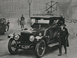 Automobile con apparecchio ricevente radio e un