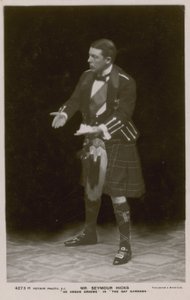 Mr Seymour Hicks, come Angus Graeme in The Gay Gordons da English Photographer