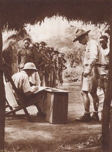 Lavoratori nativi in fila per essere pagati nella boscaglia africana da English Photographer