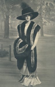 Nuova stola sagomata di visone e cincillà, con grande manicotto sagomato abbinato, realizzata anche in tutto skunk da English Photographer
