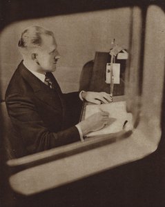Lettore di notizie che legge le notizie negli studi della BBC, Londra (foto in b/n) da English Photographer