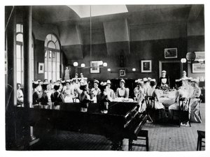 Sala da pranzo della Nightingale Home, Ospedale di St. Thomas da English Photographer