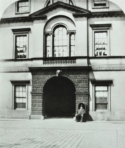 Northumberland House, Charing Cross, Westminster LB: cortile, 1880 da English Photographer