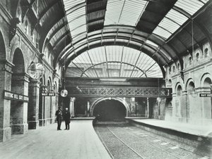 Notting Hill Gate Underground Station: vista delle piattaforme e dei binari, 1868 da English Photographer