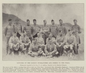 Ufficiali dei Gordon Highlanders e altri sul campo da English Photographer