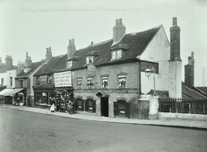 Old Bull, Wandsworth High Street, 1897 da English Photographer