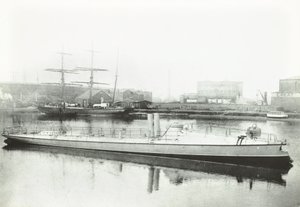 Una delle tre torpediniere costruite per il governo portoghese, Londra, 1881 da English Photographer