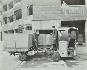Ossulston Estate: netturbini svuotano il contenitore alla base dello scivolo dei rifiuti da English Photographer
