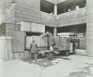 Ossulston Estate: netturbini svuotano il contenitore alla base dello scivolo dei rifiuti da English Photographer