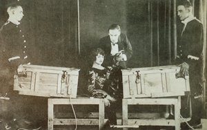 P T Selbit, il mago britannico, segare una donna in due