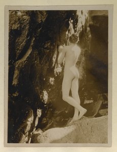 Fotografia di Alistair Graham nudo, conservata con la sua lettera a Evelyn Waugh, c.1924 (stampa al gelatino d