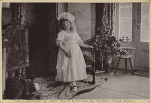 Fotografia di una ragazza da English Photographer