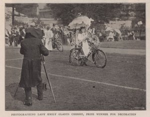 Fotografare Lady Emily Gladys Cherry, vincitrice del premio per la decorazione da English Photographer