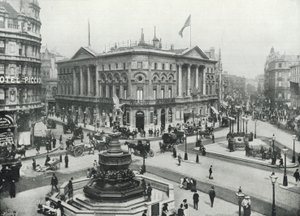 Piccadilly Circus, con la Fontana Memoriale di Shaftesbury e il London Pavilion (foto in b/n) da English Photographer