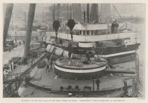 Posizionamento di un cannone da 67 tonnellate (13,5) nella torretta anteriore della HMS Trafalgar, nave di guardia del porto a Portsmouth da English Photographer