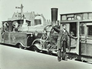 Portiere di piattaforma in una stazione ferroviaria, 1885 da English Photographer