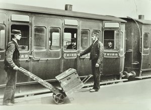Portieri di piattaforma in una stazione ferroviaria, 1885
