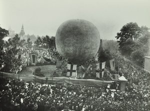 Poplar Recreation Ground: folla osserva una mongolfiera, 1892 da English Photographer