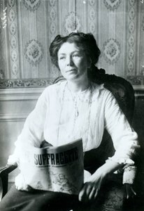 Ritratto di Christabel Pankhurst che legge una copia di The Suffragette c.1905