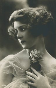 Ritratto di una bellissima giovane donna con una rosa da English Photographer