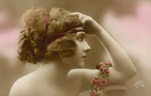 Ritratto di una giovane donna da English Photographer