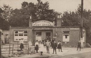 Ufficio postale, Northwood, Londra da English Photographer