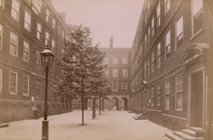 Cartolina con Pump Court nel Middle Temple da English Photographer