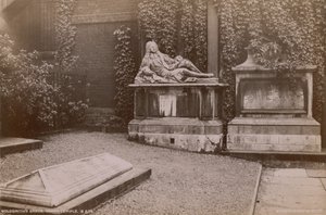 Cartolina con la tomba di Oliver Goldsmith nel Inner Temple da English Photographer