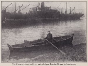 Postino la cui consegna si estende dal London Bridge a Limehouse in una barca sul fiume Tamigi, Londra da English Photographer