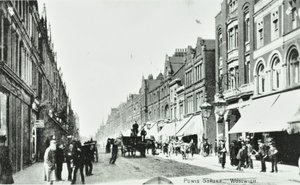 Powis Street, Woolwich: vista generale, 1890 da English Photographer