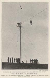 Precauzioni per il tempo di tempesta, guardiacoste che praticano il salvataggio con il salvagente a mutandoni da English Photographer