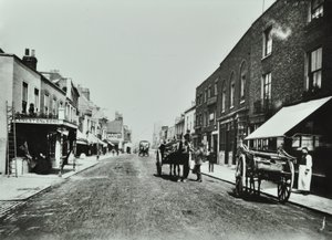 Putney High Street, vista verso il ponte, 1885 da English Photographer
