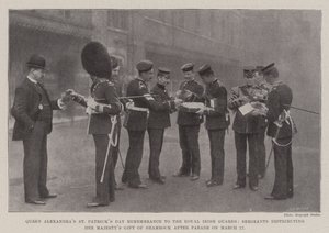 Il ricordo di San Patrizio della Regina Alessandra alle Guardie Irlandesi Reali, sergenti che distribuiscono il dono di trifoglio di Sua Maestà dopo la parata del 17 marzo da English Photographer