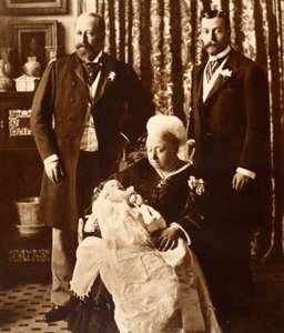La Regina Vittoria che tiene in braccio Re Edoardo VIII al suo battesimo il 16 luglio 1894 da English Photographer