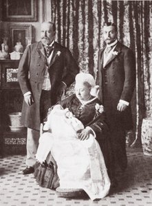 La regina Vittoria tiene in braccio il re Edoardo VIII al suo battesimo il 16 luglio 1894 da English Photographer