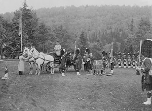 La Regina Vittoria presenta i colori ai Cameron Highlanders, 1873 da English Photographer