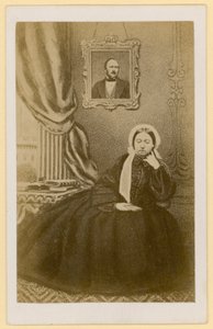 Regina Vittoria, quando era vedova, con un ritratto del Principe Consorte dietro di lei (foto b/n) da English Photographer